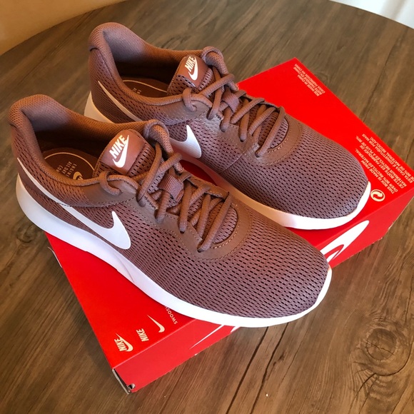 NEW - Woman’s Nike Tanjun shoes - Picture 3 of 8